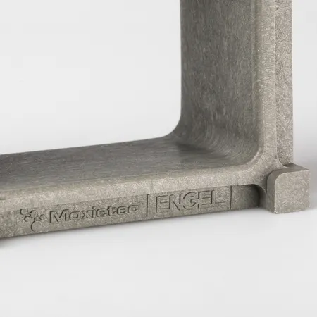 Surface detail of the foaming part with finely distributed cells.