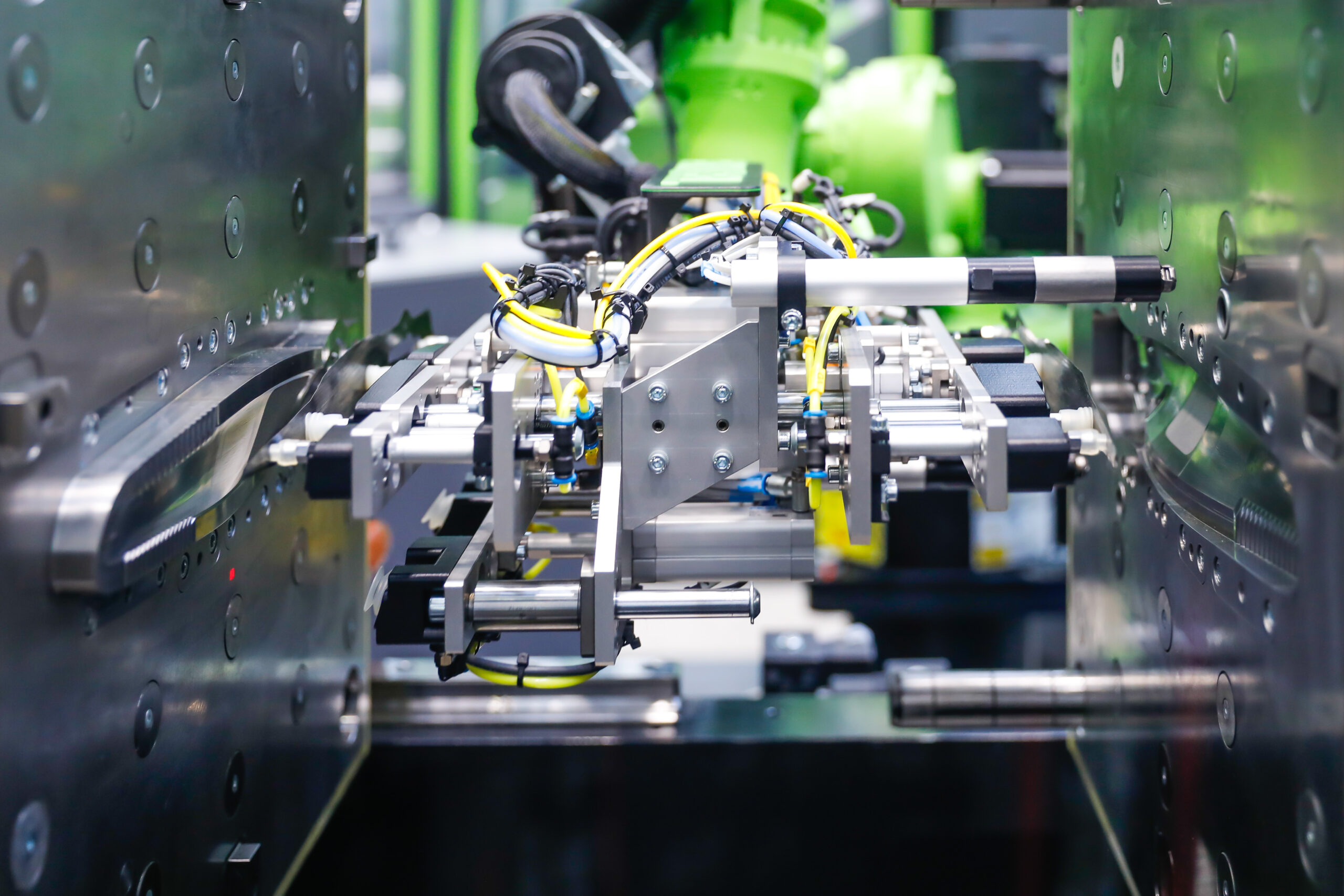 Automated handling in the mould area on the ENGEL victory 120 machine